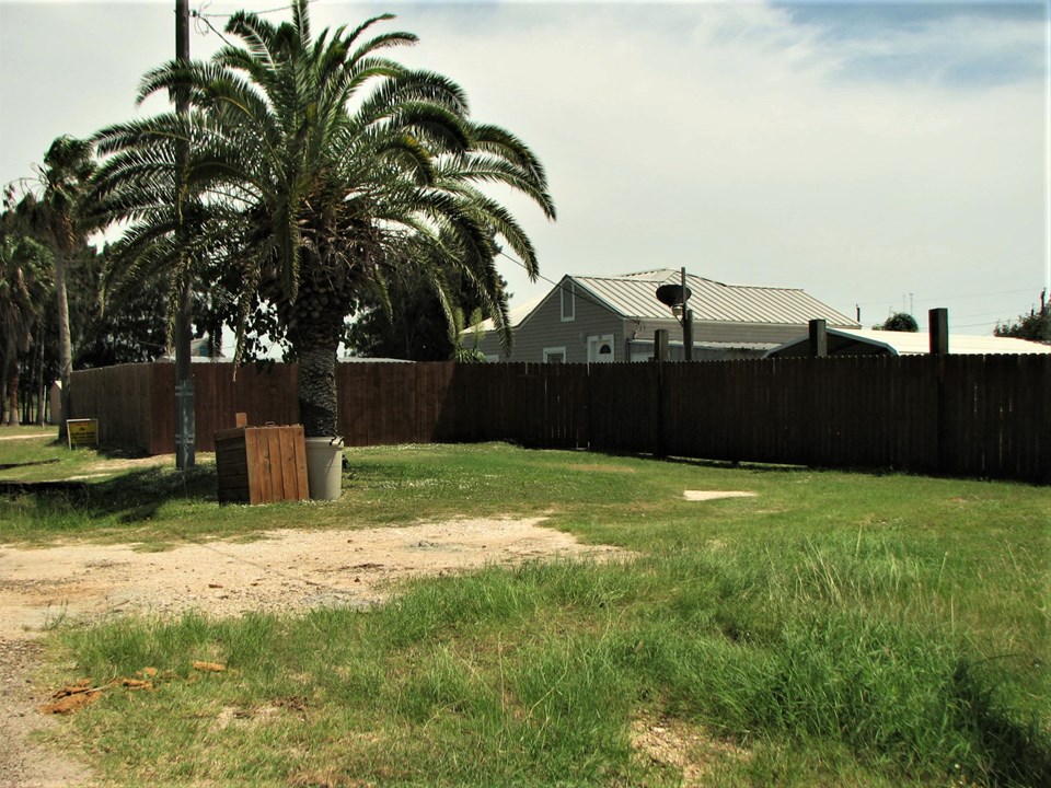 street view of property---there is 100 feet of frontage on matagorda dr.