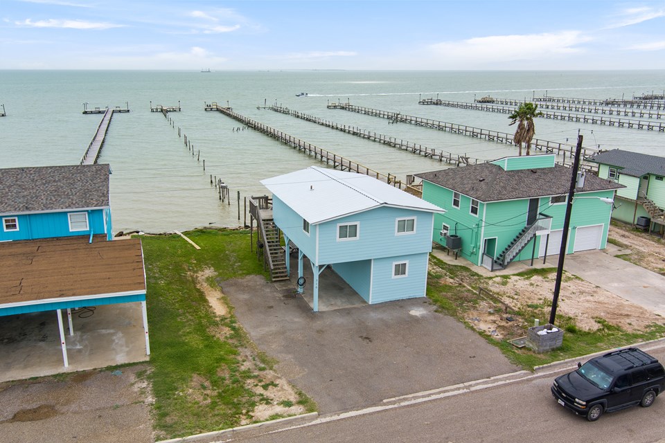 this home has 60' of waterfront and has 60' of road frontage on n shore dr
