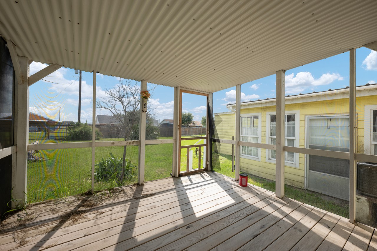 screened-in porch/deck