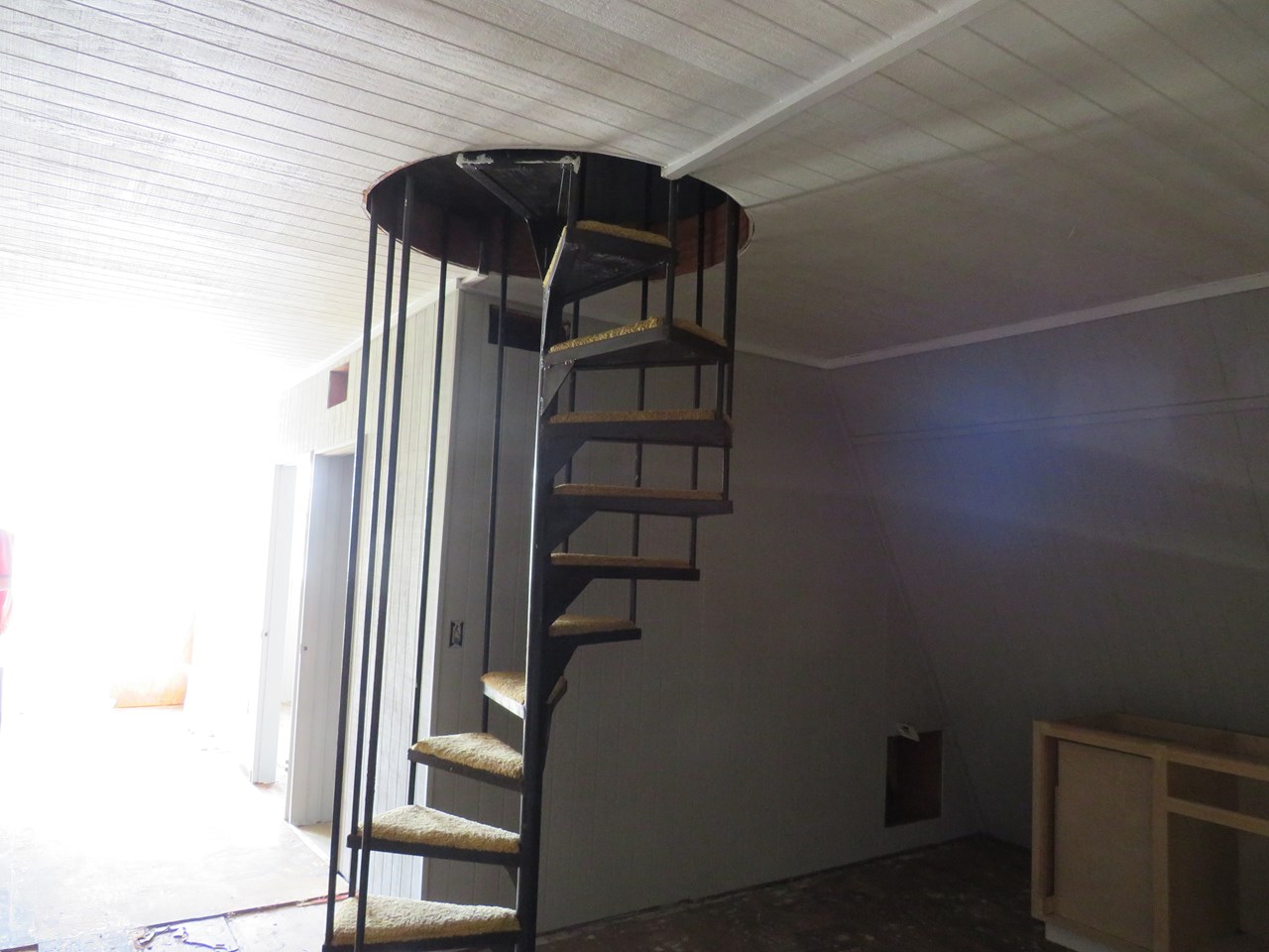spiral stairway to upstairs potential bedroom